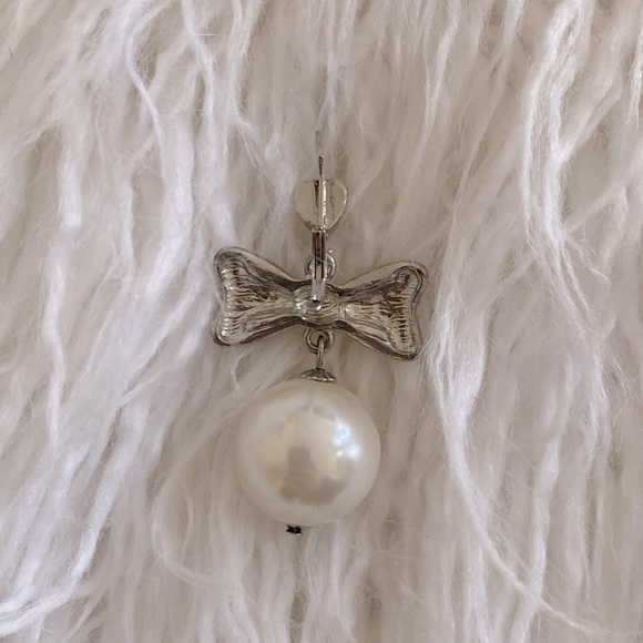 Betsey Johnson pearl bow crystal dangle earrings - Picture 2 of 3